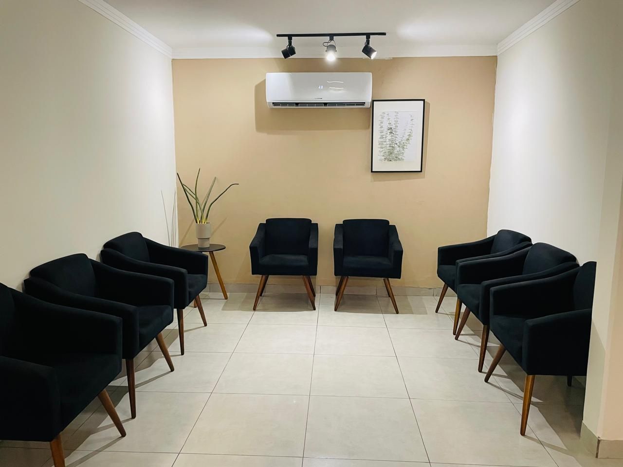 Sala de espera com poltronas pretas